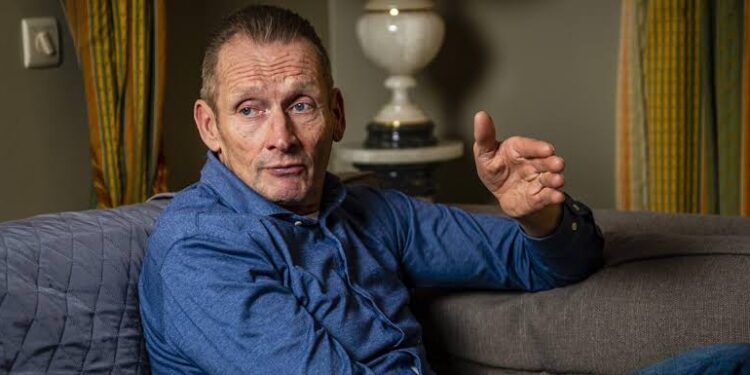 In een diep ontroerend moment dat ver voorbij de wielerwereld weerklonk, verraste Mathieu van der Poel zijn vader, voormalig wielerkampioen Adrie van der Poel, met een emotioneel geschenk en een oprechte boodschap van dankbaarheid.