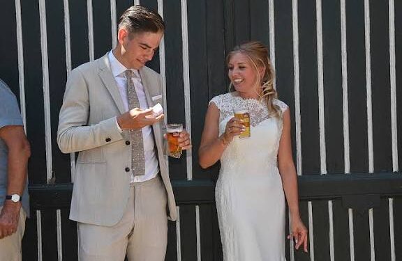 Wout van Aert viert huwelijksverjaardag met ontroerende boodschap en speciaal cadeau voor echtgenote Sarah De Bie