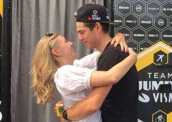 Wout van Aert bracht een oprecht eerbetoon aan zijn vrouw, Sarah De Bie, en benadrukte haar cruciale rol in zijn succes. “Ze betekent meer voor mij dan ik in woorden kan uitdrukken. Zonder haar zou ik niet kunnen doen wat ik doe.”