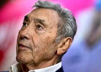 Verdrietig nieuws: Wielerlegende Eddy Merckx (80) heeft zorgwekkend nieuws over zijn gezondheid gedeeld. Hij gaf toe dat hij aanhoudende pijn heeft, wat fans diep bezorgd heeft gemaakt.