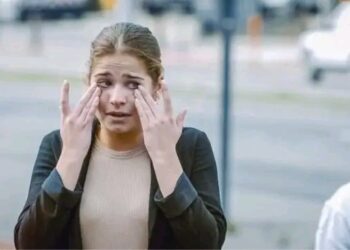 Wat een feestavond had moeten worden, draaide voor Laura Tesoro plots uit op een nachtmerrie. Tijdens haar optreden gebeurde er een ernstig incident waardoor de zangeres volledig in tranen uitbarstte. “Stop alsjeblieft onmiddellijk alles,” klonk het wanhopig vanaf het podium