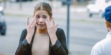 Wat een feestavond had moeten worden, draaide voor Laura Tesoro plots uit op een nachtmerrie. Tijdens haar optreden gebeurde er een ernstig incident waardoor de zangeres volledig in tranen uitbarstte. “Stop alsjeblieft onmiddellijk alles,” klonk het wanhopig vanaf het podium