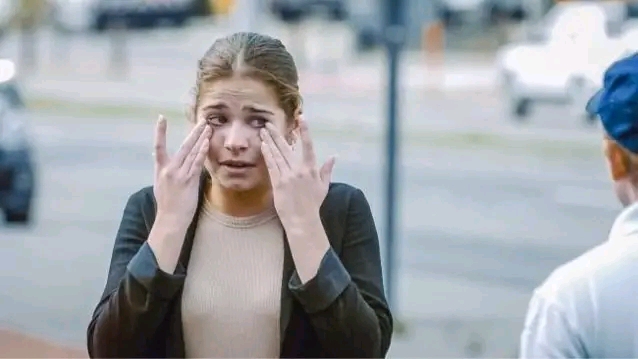 Wat een feestavond had moeten worden, draaide voor Laura Tesoro plots uit op een nachtmerrie. Tijdens haar optreden gebeurde er een ernstig incident waardoor de zangeres volledig in tranen uitbarstte. “Stop alsjeblieft onmiddellijk alles,” klonk het wanhopig vanaf het podium