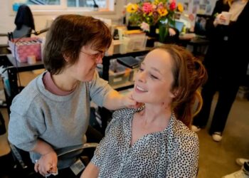 Ellen, de vaste make-upartieste van ‘Thuis’ sinds twintig jaar: “Ze onthult de backstagegeheimen die fans nooit hadden verwacht.”👇