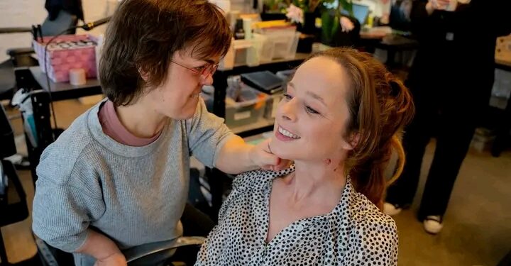 Ellen, de vaste make-upartieste van ‘Thuis’ sinds twintig jaar: “Ze onthult de backstagegeheimen die fans nooit hadden verwacht.”👇