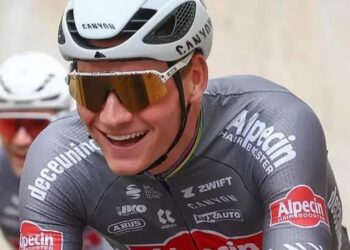 Wielerster Mathieu van der Poel heeft een doordachte reflectie gedeeld over roem en bewondering na zijn bezoek aan de Ryder Cup in de Verenigde Staten, samen met zijn vriendin Roxanne Bertels. Bekend om zijn dominantie in het wielrennen, liet Van der Poel een persoonlijkere kant zien toen hij vertelde hoe het live zien van topspelers in de golfsport hem een nieuw inzicht gaf in hoe fans topsporters bewonderen.