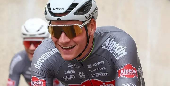 Wielerster Mathieu van der Poel heeft een doordachte reflectie gedeeld over roem en bewondering na zijn bezoek aan de Ryder Cup in de Verenigde Staten, samen met zijn vriendin Roxanne Bertels. Bekend om zijn dominantie in het wielrennen, liet Van der Poel een persoonlijkere kant zien toen hij vertelde hoe het live zien van topspelers in de golfsport hem een nieuw inzicht gaf in hoe fans topsporters bewonderen.