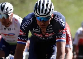In een verrassende wending heeft de Nederlandse wielerster Mathieu van der Poel besloten niet deel te nemen aan de heropgestarte Ronde van Nederland, tot teleurstelling van vele fans. De beslissing komt op het moment dat Nederland juist de terugkeer van de koers viert, meer dan twintig jaar na de laatste editie.