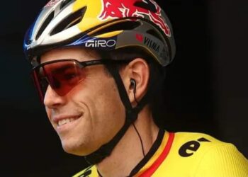 De Belgische wielerster Wout van Aert staat opnieuw in de schijnwerpers nadat zijn manager Jef Van den Bosch hintte op een verrassende terugkeer naar het veldrijden. Van den Bosch suggereerde dat Van Aert mogelijk zal deelnemen aan de Aardbeiencross in Merksplas op 15 november, een wedstrijd die hij onlangs hielp redden van financiële problemen.