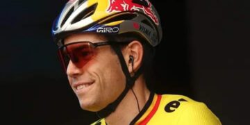 De Belgische wielerster Wout van Aert staat opnieuw in de schijnwerpers nadat zijn manager Jef Van den Bosch hintte op een verrassende terugkeer naar het veldrijden. Van den Bosch suggereerde dat Van Aert mogelijk zal deelnemen aan de Aardbeiencross in Merksplas op 15 november, een wedstrijd die hij onlangs hielp redden van financiële problemen.
