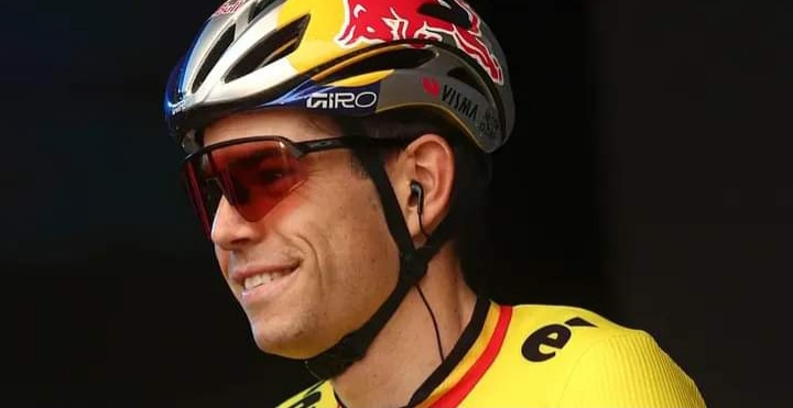 De Belgische wielerster Wout van Aert staat opnieuw in de schijnwerpers nadat zijn manager Jef Van den Bosch hintte op een verrassende terugkeer naar het veldrijden. Van den Bosch suggereerde dat Van Aert mogelijk zal deelnemen aan de Aardbeiencross in Merksplas op 15 november, een wedstrijd die hij onlangs hielp redden van financiële problemen.