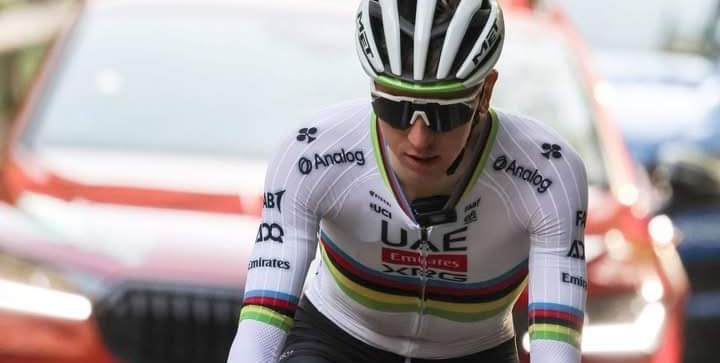 “Bodimo pametnejši in sodelujmo, namesto da pomagamo UAE zmagati” – Tekmec iz pelotona izraža frustracijo zaradi ekipne taktike proti prevladi Pogačarja