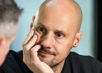 Voormalig wereldkampioen Tom Boonen heeft de toenemende negativiteit en online haat tegenover toprenners Mathieu van der Poel en Tadej Pogačar veroordeeld en noemde het “een trieste weerspiegeling van deze tijd.”