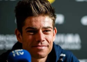 De Belgische wielerster Wout van Aert heeft een spannende verrassing voor zijn fans aangekondigd — een unieke kans om samen met hem te fietsen, virtueel. De ster van Team Visma | Lease a Bike werkt samen met Rouvy, een populaire indoor cycling-app, voor een speciale groepsrit…