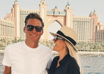 Roxanne Bertels kondigt haar zwangerschap aan met haar vriend Mathieu van der Poel: “Ik ben mama geworden.”