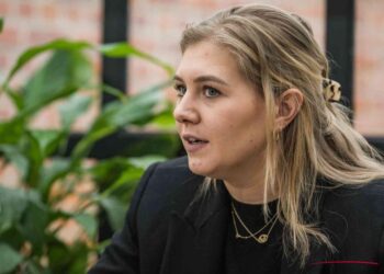 De Belgische influencer en echtgenote van wielerster Wout van Aert, Sarah De Bie, heeft openhartig gesproken over de emotionele druk die haar gezin de afgelopen maanden heeft ervaren. In een ontroerende bekentenis onthulde De Bie dat het steeds moeilijker wordt om het veeleisende carrièrepad van haar man, het moederschap en haar eigen welzijn in evenwicht te houden.