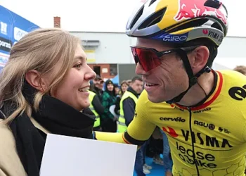 De Belgische wielerster Wout van Aert heeft openlijk gesproken over de belangrijke rol die zijn vrouw, Sarah De Bie, in zijn carrière speelt. Hij beschreef haar als zijn grootste bron van kracht en stabiliteit.Volledige details hier👇.