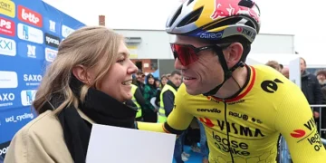 De Belgische wielerster Wout van Aert heeft openlijk gesproken over de belangrijke rol die zijn vrouw, Sarah De Bie, in zijn carrière speelt. Hij beschreef haar als zijn grootste bron van kracht en stabiliteit.Volledige details hier👇.