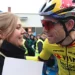 De Belgische wielerster Wout van Aert heeft openlijk gesproken over de belangrijke rol die zijn vrouw, Sarah De Bie, in zijn carrière speelt. Hij beschreef haar als zijn grootste bron van kracht en stabiliteit.Volledige details hier👇.