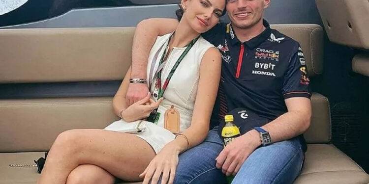 Max Verstappen en zijn vriendin Kelly Piquet maken hun verlovingsdatum bekend. Gefeliciteerd! 🎉