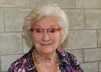 Zorgwekkend nieuws over voormalig ‘Thuis’-actrice Chris Boni (89): “Onze gedachten zijn bij haar…”