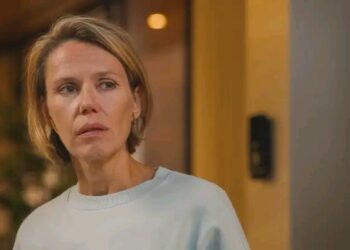 THUIS VANAVOND: Politie valt binnen, geheimen barsten open en relaties staan op springen – een explosieve aflevering op komst!.👇