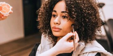 Actrice Jools Jatta Janssens (20) uit Familie kondigt zwangerschapsverlof aan: “Jamila verdwijnt tijdelijk uit de reeks”..