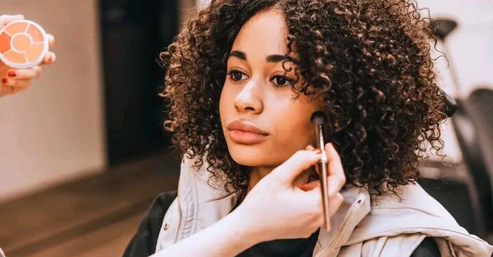 Actrice Jools Jatta Janssens (20) uit Familie kondigt zwangerschapsverlof aan: “Jamila verdwijnt tijdelijk uit de reeks”..