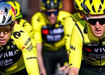 In een openhartige onthulling in de Thomas Guenter Podcast deelde de Belgische wielrenner Tiesj Benoot een verrassend verhaal over zijn voormalige ploeggenoot Wout van Aert, waarmee hij de uitdagingen belichtte die gepaard gaan met het zijn van een van de grootste sterren in het wielrennen.