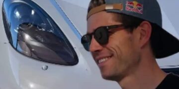 De Belgische wielerster Wout van Aert ruilde deze week zijn fiets in voor een racewagen en leefde zo een echte jongensdroom uit. Tijdens een teambezoek aan het Cervélo-hoofdkantoor in de Verenigde Staten, samen met Visma–Lease a Bike, kreeg Van Aert de unieke kans om letterlijk het gaspedaal in te drukken.