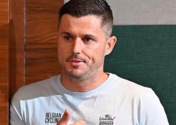 “Bondscoach De Clercq onthult hartverwarmende berichtjes over Wout van Aerts terugkeer op het wereldkampioenschap”