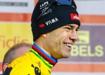 Het veldritpubliek staat te popelen van enthousiasme nu de Belgische ster Wout van Aert zich voorbereidt op zijn terugkeer in de modder deze winter. Na een blessurevrije herfst is Van Aert in topvorm om het seizoen mogelijk eerder dan gewoonlijk te starten.