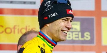 Het veldritpubliek staat te popelen van enthousiasme nu de Belgische ster Wout van Aert zich voorbereidt op zijn terugkeer in de modder deze winter. Na een blessurevrije herfst is Van Aert in topvorm om het seizoen mogelijk eerder dan gewoonlijk te starten.