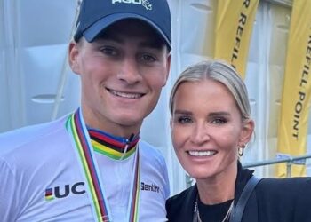 Mathieu van der Poel viert zijn vijfjarig relatiejubileum met een ontroerende boodschap en een bijzonder cadeau voor zijn vriendin Roxanne Bertels.