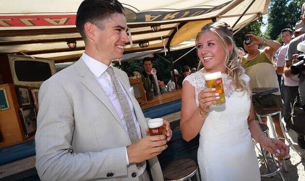 Wout van Aert viert huwelijksverjaardag met ontroerende boodschap en bijzonder cadeau voor vrouw Sarah De Bie
