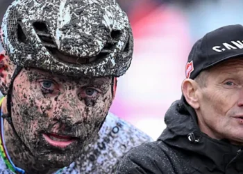 Adrie van der Poel Zaait Twijfel Terwijl Mathieu’s Veldritcomeback Nadert