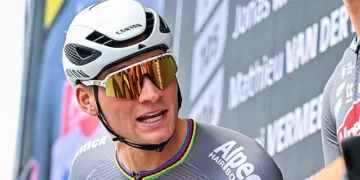 De speculatie rond de toekomst van Mathieu van der Poel in het veldrijden is de voorbije dagen opnieuw toegenomen, maar volgens kenner Bart Wellens hoeven de fans zich nog geen grote zorgen te maken. Hoewel Van der Poel zelf heeft toegegeven dat hij nadenkt over een afscheid van het veld, gelooft Wellens niet dat een definitief afscheid er op korte termijn aankomt👇