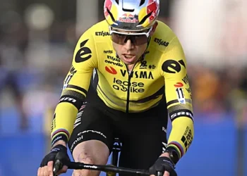 Van Aert komt met verklaring na pijnlijke nederlaag “Natuurlijk is het frustrerend. Het is altijd jammer om zo’n close finish te verliezen”