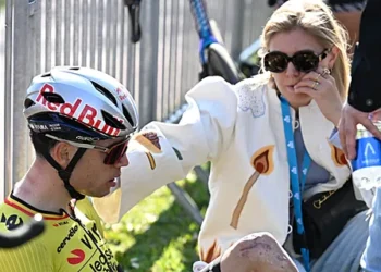 Wout van Aert beleeft opnieuw een frustrerend hoofdstuk in zijn carrière, waarbij wielerfans worden herinnerd aan een pijnlijk patroon dat maar niet wil verdwijnen. De Belgische ster is momenteel aan het herstellen van een zware valpartij in Mol, waarbij hij een gebroken enkel opliep. Daardoor wacht hem opnieuw een revalidatieperiode op een cruciaal moment in het seizoen.