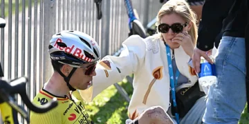 Wout van Aert beleeft opnieuw een frustrerend hoofdstuk in zijn carrière, waarbij wielerfans worden herinnerd aan een pijnlijk patroon dat maar niet wil verdwijnen. De Belgische ster is momenteel aan het herstellen van een zware valpartij in Mol, waarbij hij een gebroken enkel opliep. Daardoor wacht hem opnieuw een revalidatieperiode op een cruciaal moment in het seizoen.