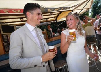 Wout van Aert viert huwelijksverjaardag met ontroerende boodschap en speciaal cadeau voor zijn vrouw Sarah De Bie