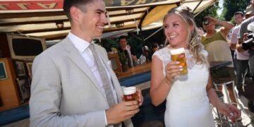 Wout van Aert viert huwelijksverjaardag met ontroerende boodschap en speciaal cadeau voor zijn vrouw Sarah De Bie