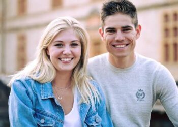 Gefeliciteerd! Wout van Aert en Sarah De Bie kondigen aan dat ze een dochtertje verwachten. 💕👶