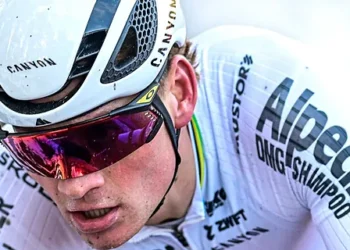 Mathieu van der Poel zet de wielerwereld in vuur en vlam met een intense wintertraining langs de Spaanse kust, zijn beroemde “MVDP Classic”, die fans onder de indruk en nieuwsgierig maakt naar wat komen gaat…