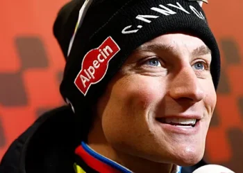 Van der Poel steekt de draak met De Vlaeminck: “Geniet ik wel van”