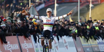 Mathieu van der Poel leverde opnieuw een onvergetelijke masterclass in Hoogerheide en schreef met een recordzege een nieuw hoofdstuk in de geschiedenis van het veldrijden. Alle details hier 👇