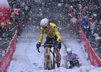 Het verdict is hard en onverbiddelijk voor Wout van Aert. Na zijn zware valpartij in de Exact Cross van Mol is duidelijk geworden dat de Belg een klein breukje in de enkel heeft opgelopen.