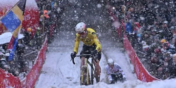 Het verdict is hard en onverbiddelijk voor Wout van Aert. Na zijn zware valpartij in de Exact Cross van Mol is duidelijk geworden dat de Belg een klein breukje in de enkel heeft opgelopen.