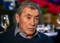 Triest nieuws: Wielerlegende Eddy Merckx is opnieuw opgenomen in het ziekenhuis, wat wereldwijd tot bezorgdheid leidt bij fans.