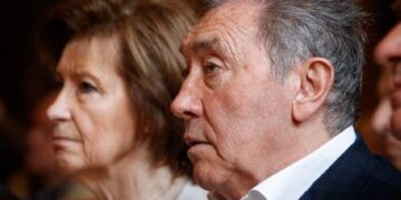 In een emotioneel moment dat de harten van wielerfans over de hele wereld raakte, sprak Claudine Acou, de vrouw van de legendarische Belgische wielrenner Eddy Merckx, met tranen in haar ogen over de huidige gezondheidstoestand van haar man.